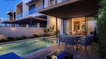 Deluxe villa, 3 slaapkamers, uitzicht op zwembad | Een bureau, een laptopwerkplek, gratis wifi, beddengoed