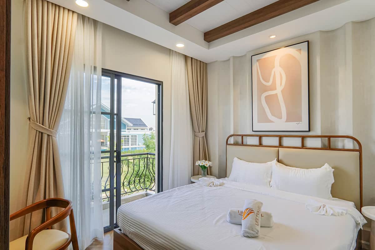 Free minibar, desk, laptop workspace, free WiFi