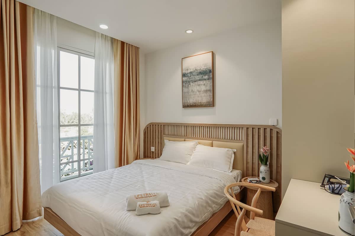 Free minibar, desk, laptop workspace, free WiFi