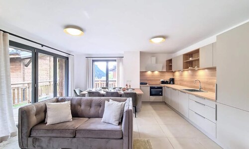 Apartment in Les Gets With Jacuzzi Garden