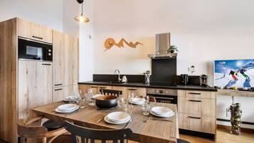 Fridge, microwave, dishwasher, cookware/dishes/utensils