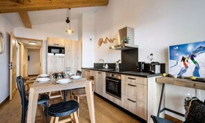 Fridge, microwave, dishwasher, cookware/dishes/utensils - Apartment in the Nantailly District (Hauteluce)