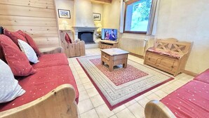 Fireplace - 5-room Chalet in Notre-dame-de-bellecombe - Sleeps 10 (Notre-Dame-de-Bellecombe)