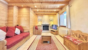 Fireplace - 5-room Chalet in Notre-dame-de-bellecombe - Sleeps 10 (Notre-Dame-de-Bellecombe)