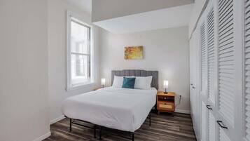 Desk, iron/ironing board, WiFi, bed sheets