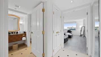 2 bedrooms, desk, iron/ironing board, WiFi