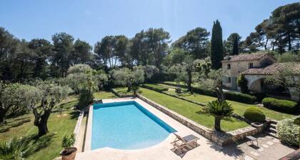 A 280m2 gem With an Infinity Pool in Absolute Tranquility