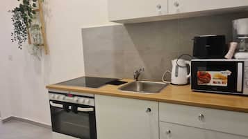 Apartament bàsic | Cuina privada | Frigorífic, microones, forn i placa de cuina