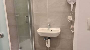 Apartemen Basic | Kamar mandi | Shower, perlengkapan mandi gratis, pengering rambut, dan handuk