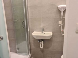 Basic Apartment | Bathroom | Shower, free toiletries, hair dryer, towels