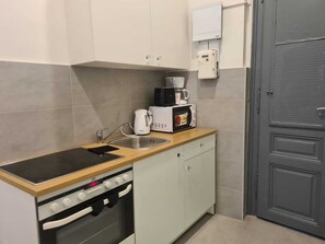 Basic Apartment | Private kitchen | Fridge, microwave, oven, stovetop
