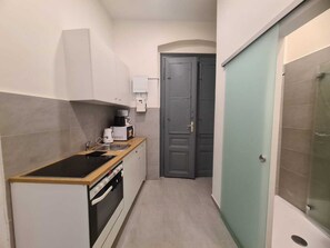 شقة بتجهيزات أساسية | مطبخ خاص | ثلاجة، ميكروويف، فرن، موقد طهي مسطح