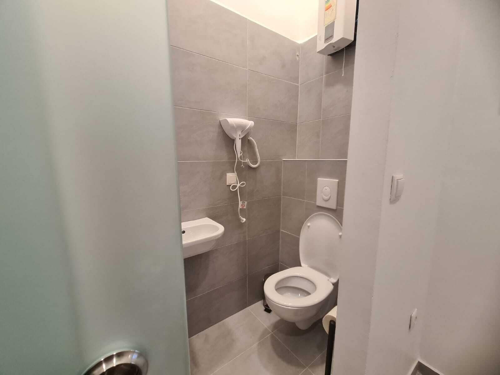 Basic Apartment | Bathroom | Shower, free toiletries, hair dryer, towels