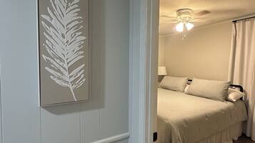 2 quartos, ferros/tábuas de passar roupa, berço de viagem