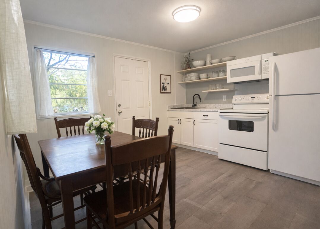 Frigorífico, microondas, placa de cocina y cafetera o tetera