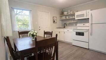 Frigorífico, microondas, placa de cocina y cafetera o tetera