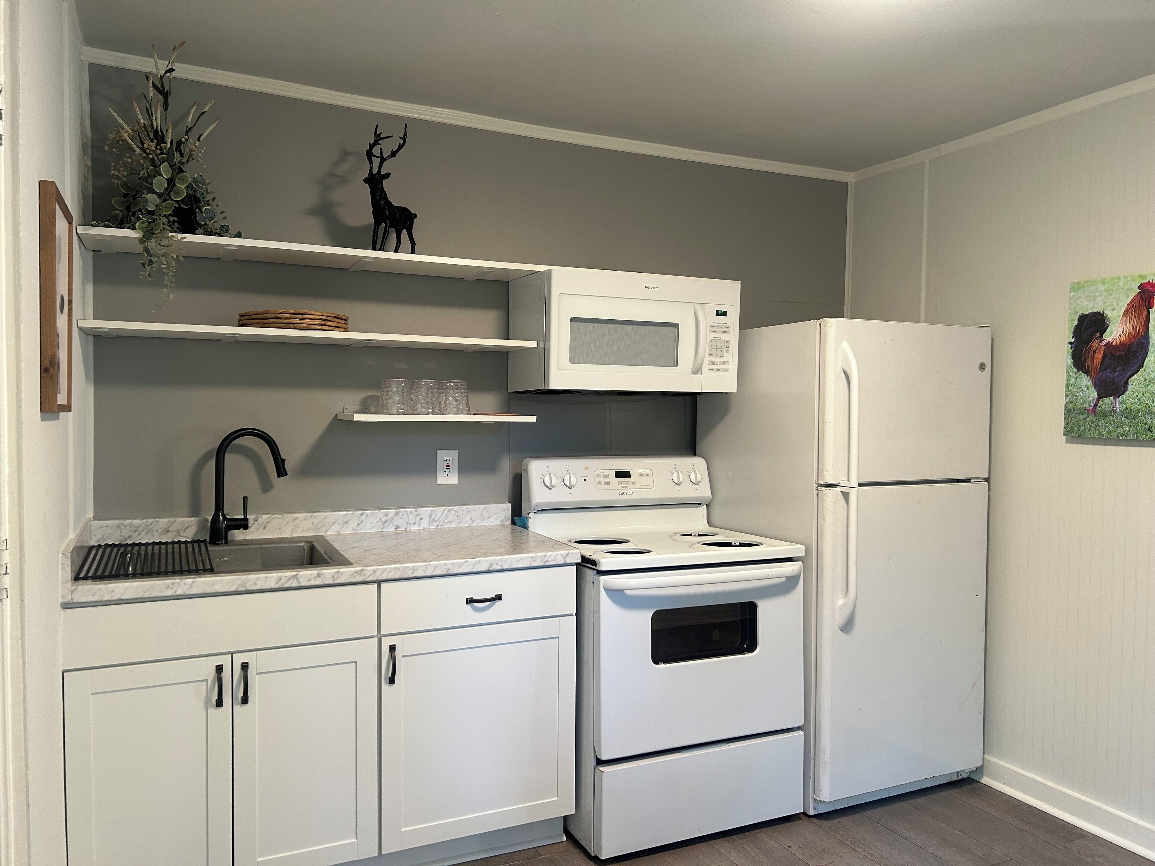 Jääkaappi, mikroaaltouuni, liesi, kahvin-/teenkeitin