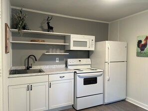 Een koelkast, een microgolfoven, een kookplaat