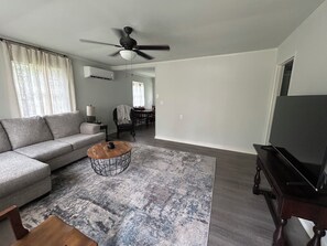 Smart TV, books - Near Historic Downtown Camden & Alabama River!  Fire Pit! Private Grill!  (Camden)