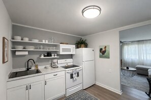 Refrigerador, microondas, placa de cocina, cafetera/tetera