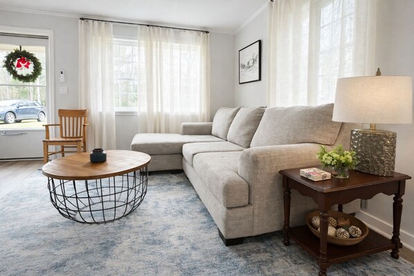 Smart TV, books - Near Historic Downtown Camden & Alabama River!  Fire Pit! Private Grill!  (Camden)