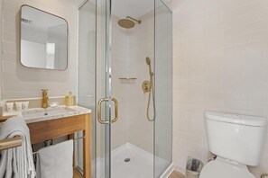 Shower, hair dryer, towels, soap - The Clifton Hotel (Miami Beach)