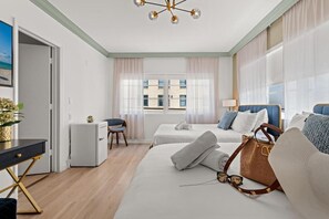 Desk, laptop workspace, free WiFi - The Clifton Hotel (Miami Beach)