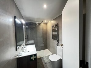 Douche, serviettes fournies, shampoing, papier toilette