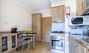 Coffee/tea maker, fridge, microwave, oven - Apartments for 6 People (Lagos)