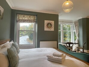 5 bedrooms, iron/ironing board, free WiFi, bed sheets - Sunnycroft -  hot tub hire available, fitness centre (Central Keswick)