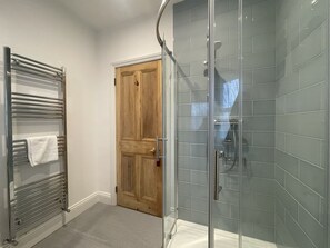 Shower, hair dryer, towels - Sunnycroft -  hot tub hire available, fitness centre (Central Keswick)