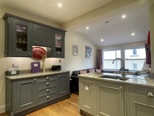 Sunnycroft -  hot tub hire available, fitness centre