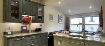 Sunnycroft -  hot tub hire available, fitness centre