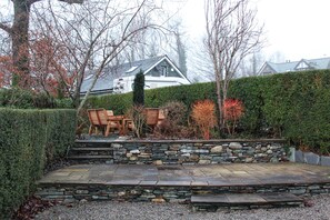Outdoor dining - Sunnycroft -  hot tub hire available, fitness centre (Central Keswick)