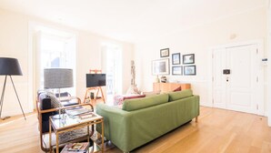 Living area - Nomad's Chiado Lisbon & Amazing View (Lisbon)