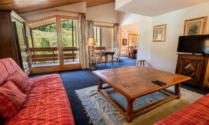 Living area - Apartments for 8 People (Les Allues)