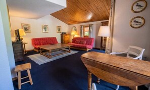 Living area - Apartments for 8 People (Les Allues)