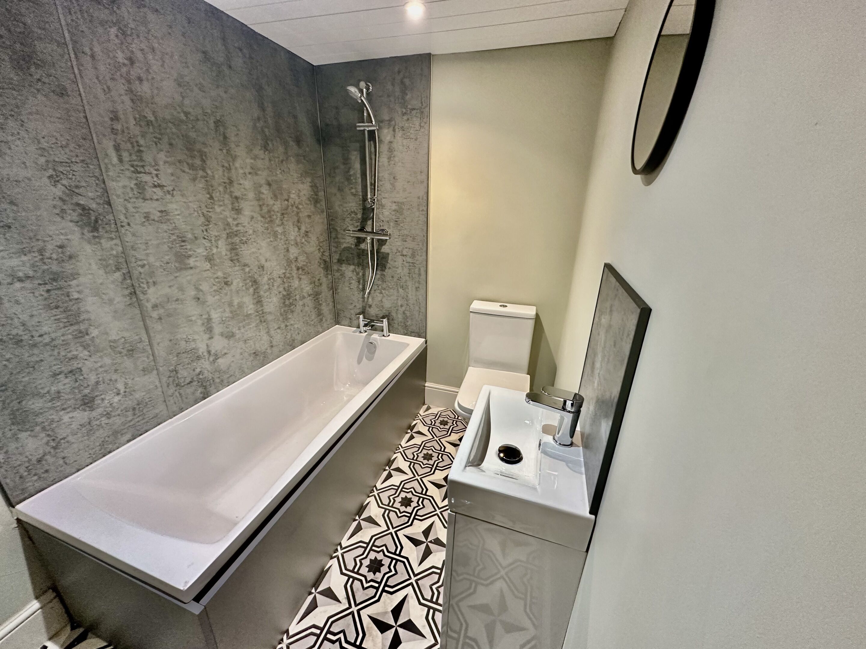Superior Double Room, Ensuite | Bathroom | Shower, free toiletries, hair dryer, soap