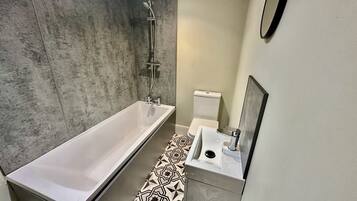 Superior-Doppelzimmer, mit Bad | Badezimmer | Dusche, kostenlose Toilettenartikel, Haartrockner, Seife