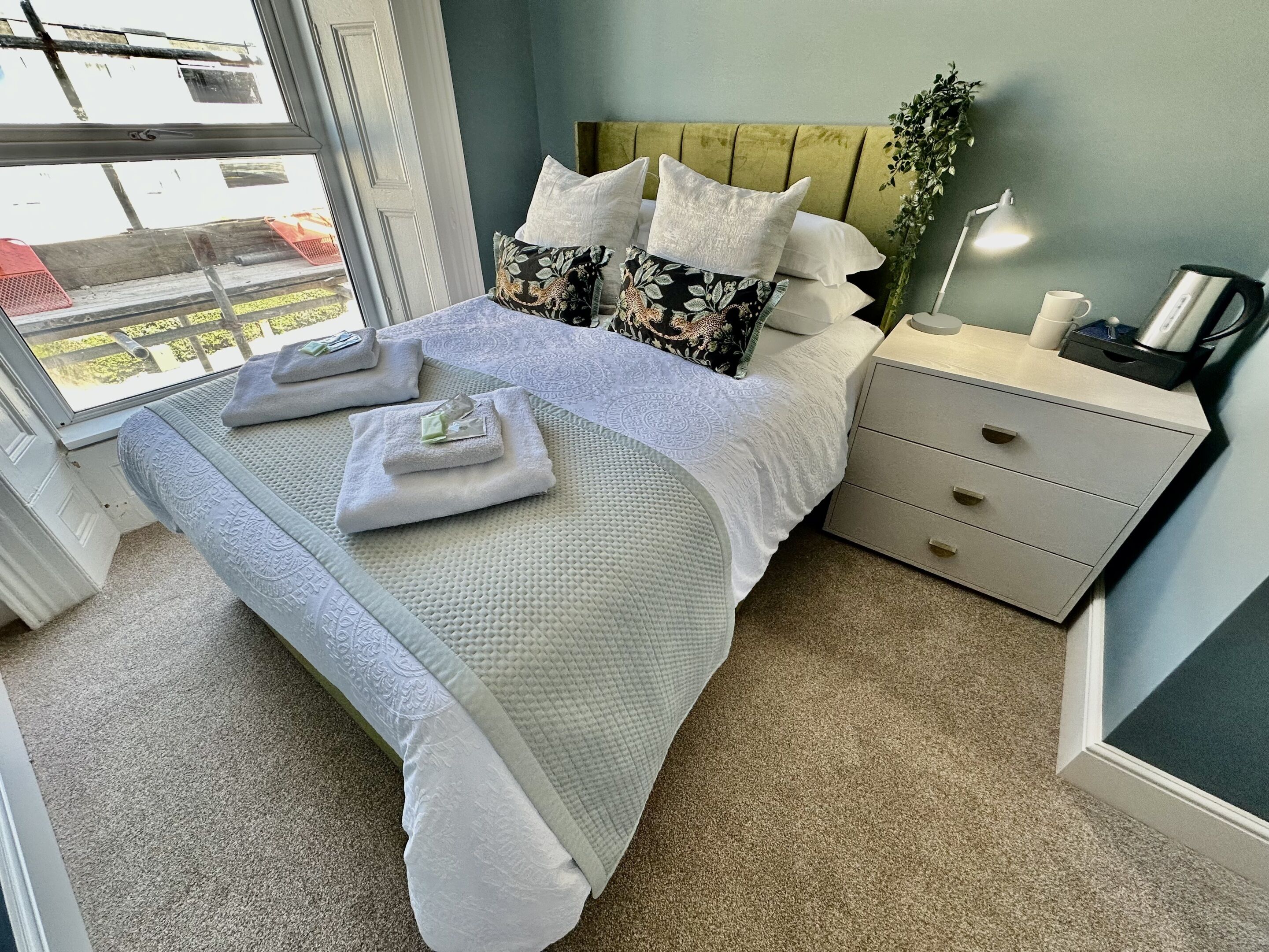 Kahden hengen standard-huone, kylpyhuone makuuhuoneen yhteydessä | Silitysrauta/-lauta, ilmainen Wi-Fi