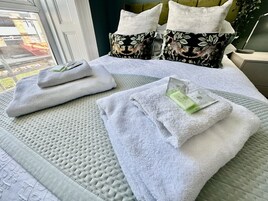 Quarto casal standard, suíte | Ferros/tábuas de passar roupa, Wi-Fi de cortesia