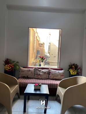 تناول الطعام داخل الغرفة