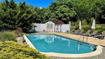 Piscine extérieure (ouverte en saison), parasols de plage