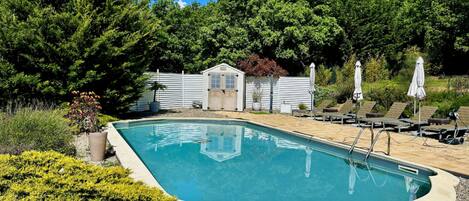 Piscina externa sazonal, funciona das meio-dia às 19h30, guarda-sóis