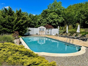 Útilaug sem er opin hluta úr ári, opið hádegi til kl. 19:30, sólhlífar