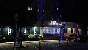 Un edifici amb un cartell que diu "ASIA HOSTEL 24".