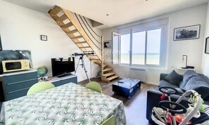 Living area - Apartments for 4 People (Ault)