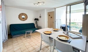 Living area - 2-room Apartment in Residence With Swimming Pool (Le Grau-Du-Roi)