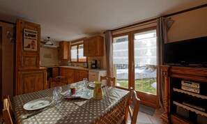 Microwave, dishwasher, cookware/dishes/utensils - 2-room Apartment for 4 People, 3-star, South-facing (Valloire)