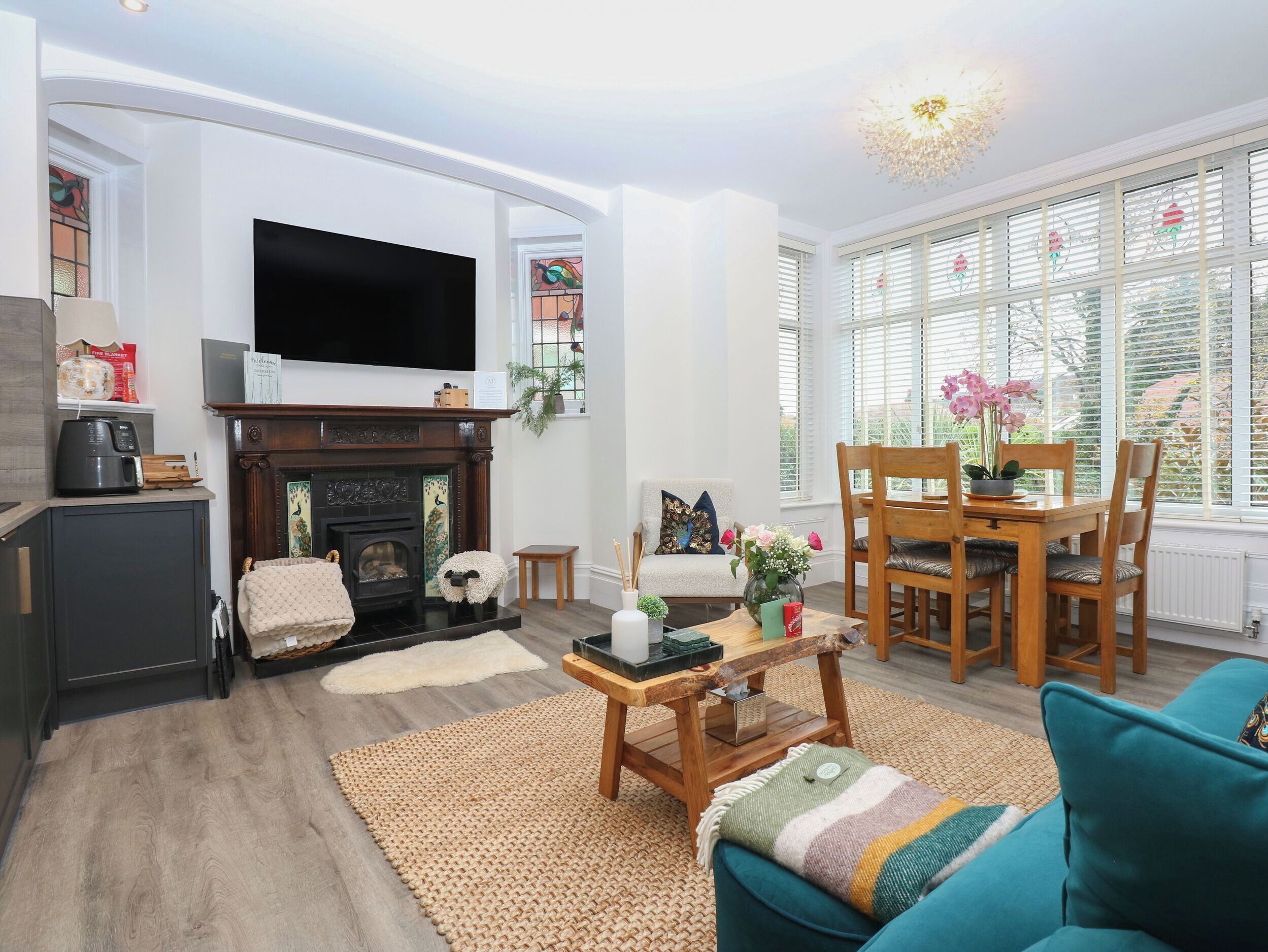 Flat-screen TV, fireplace
